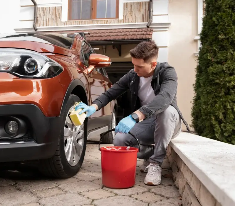 Lavage auto à domicile Villemain : professionnel intervenant sur un véhicule